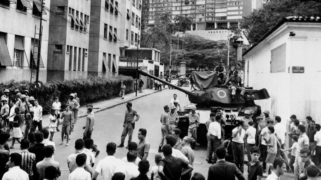 Tanques do Ex&eacute;rcito brasileiro posicionados em frente ao Pal&aacute;cio das Laranjeiras, em 1&ordm; de abril de 1964, no Rio de Janeiro, durante o golpe militar que levou &agrave; deposi&ccedil;&atilde;o do presidente Jo&atilde;o Goulart por membros das For&ccedil;as Armadas brasileiras e &agrave; instaura&ccedil;&atilde;o de um regime militar liderado por Humberto Castelo Branco.