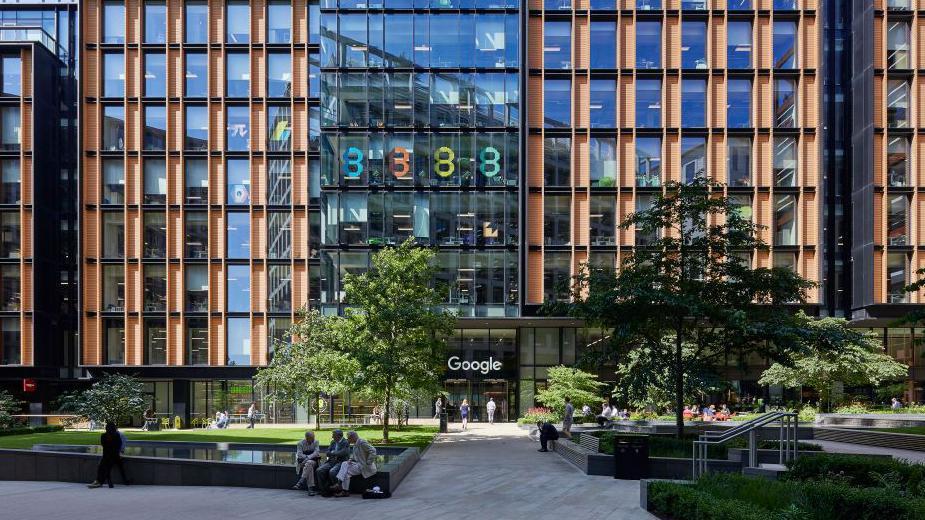 Fachada principal de la sede de Google en 6 Pancras Square, King's Cross Estate, Londres, Reino Unido