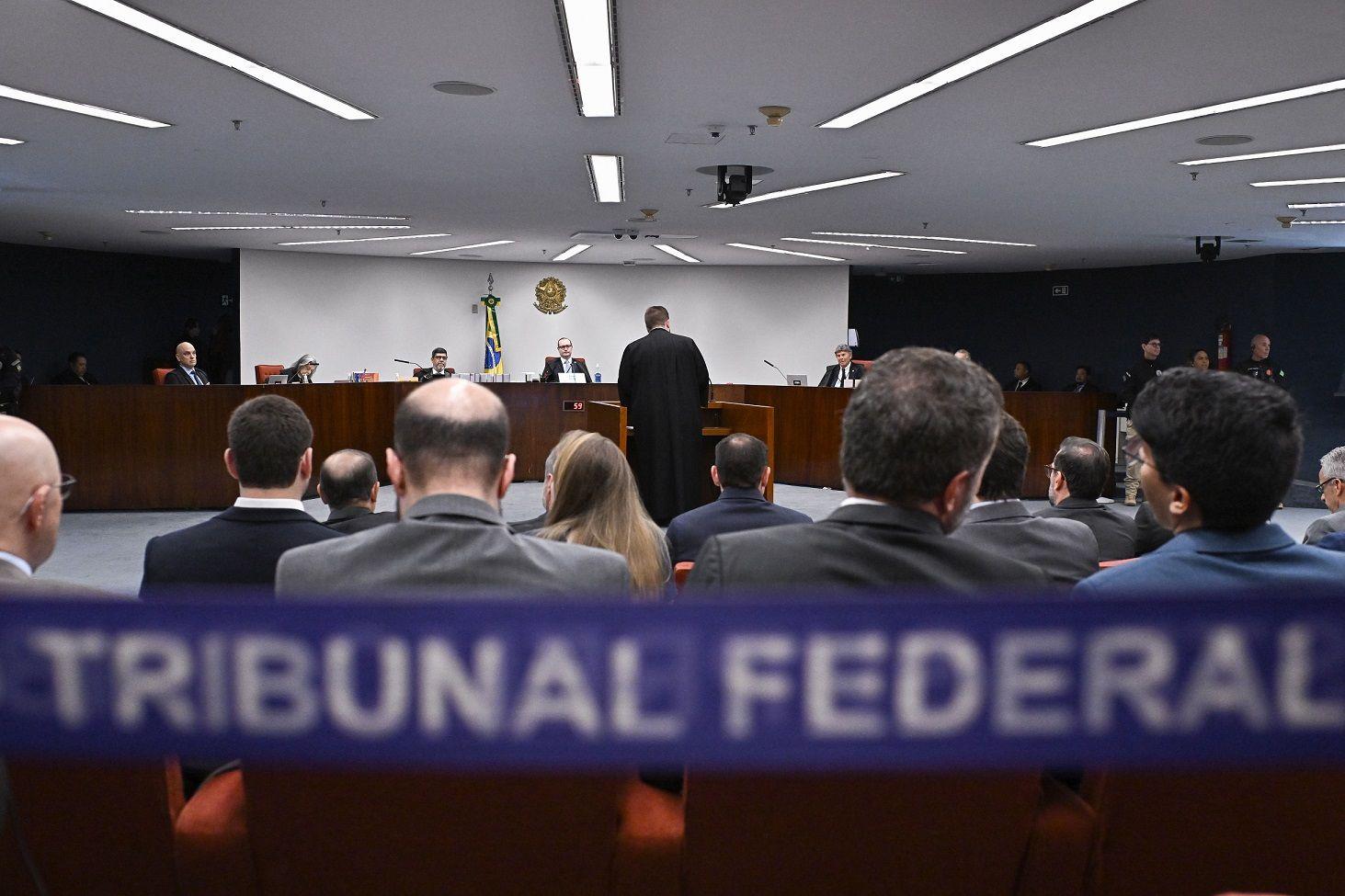 Faixa do Supremo Tribunal Federal, com julgamento ocorrendo atrás