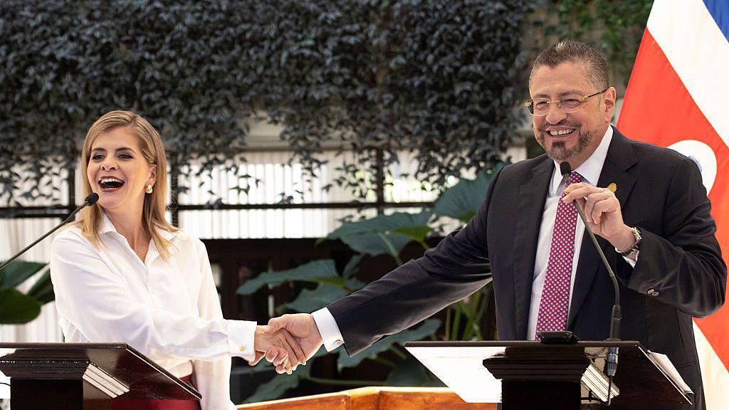 Rodrigo Chaves, presidente de Costa Rica, y Laura Fernández, presidenta electa de Costa Rica, se dan la mano durante una conferencia de prensa