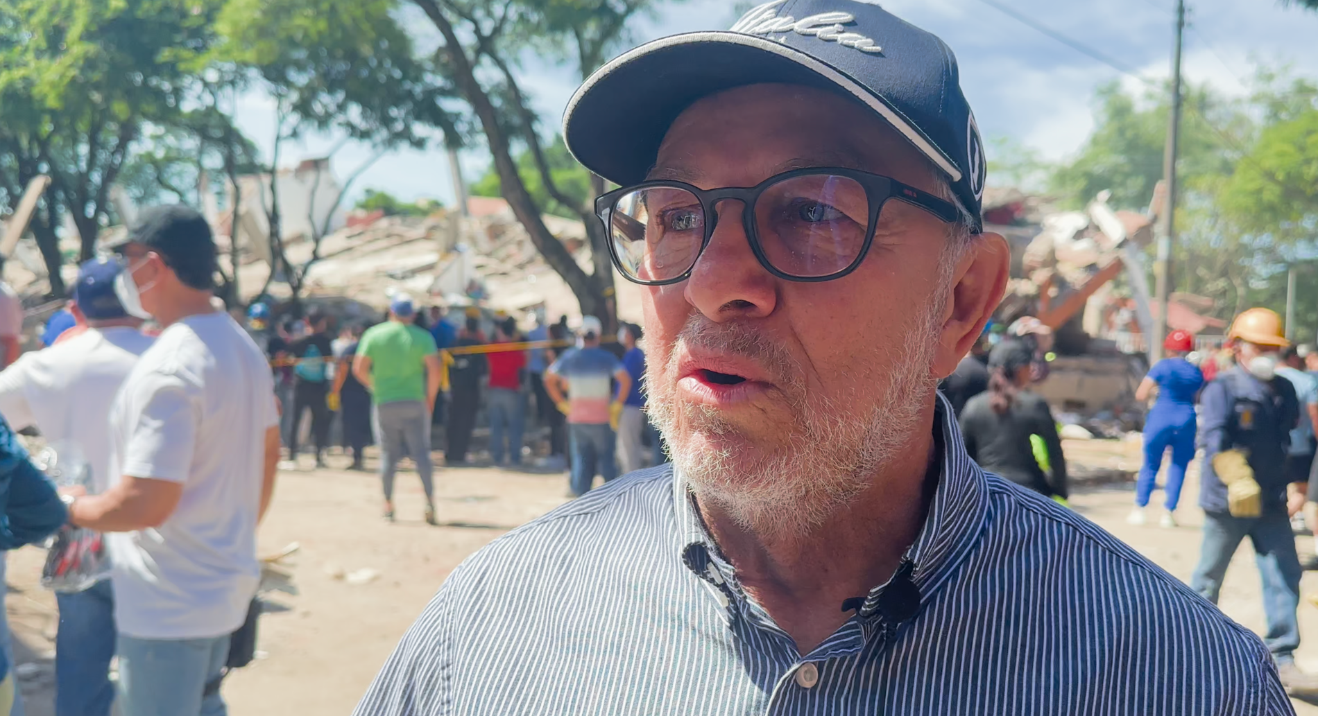 Efraín Gallego habla, emocionado, con BBC Mundo. 