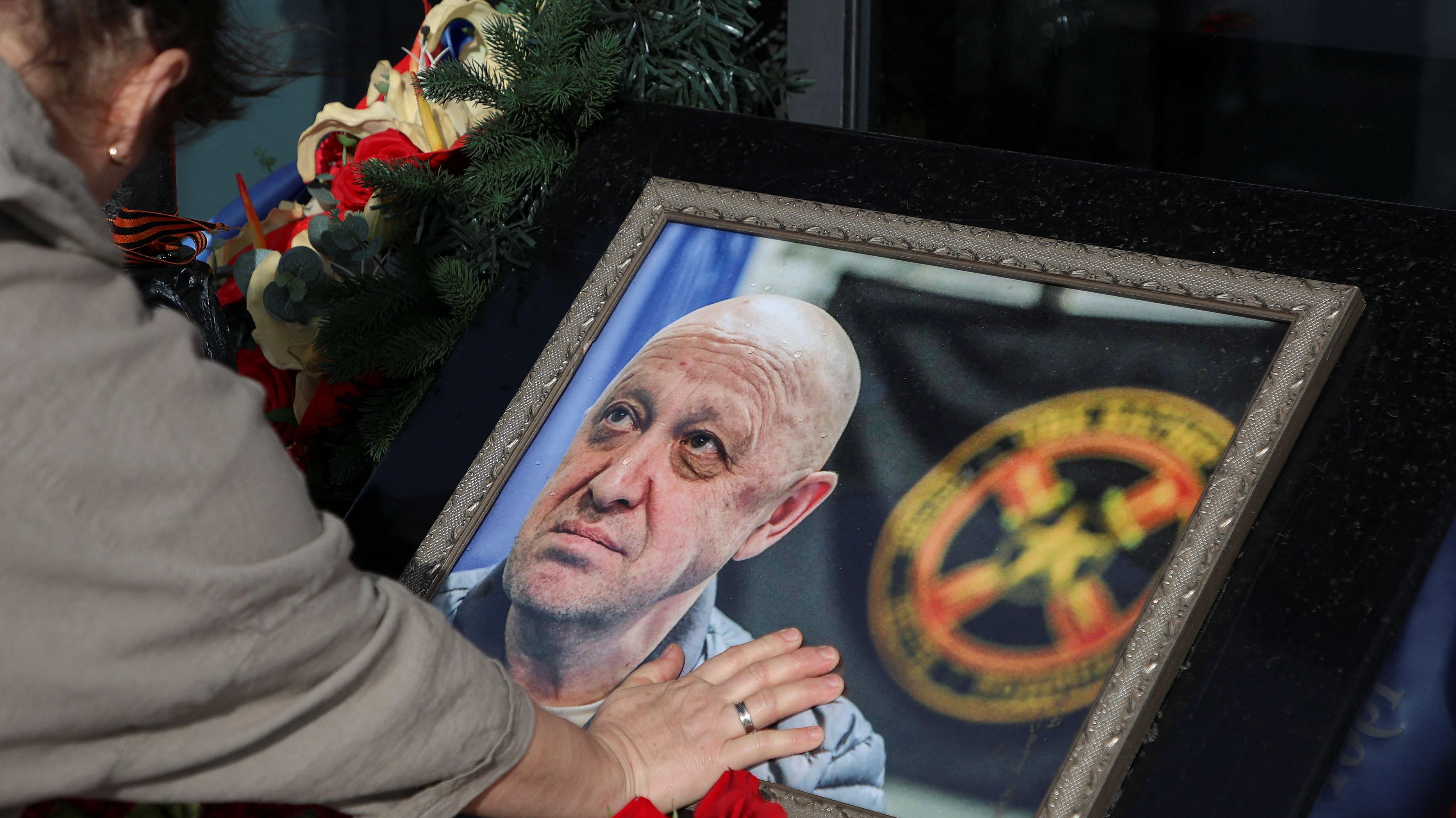 نصب تذكاري مؤقت ليفغيني بريغوجين، نصب في سان بطرسبرغ، مسقط رأسه في روسيا، بعد مرور 40 يومًا على وفاته