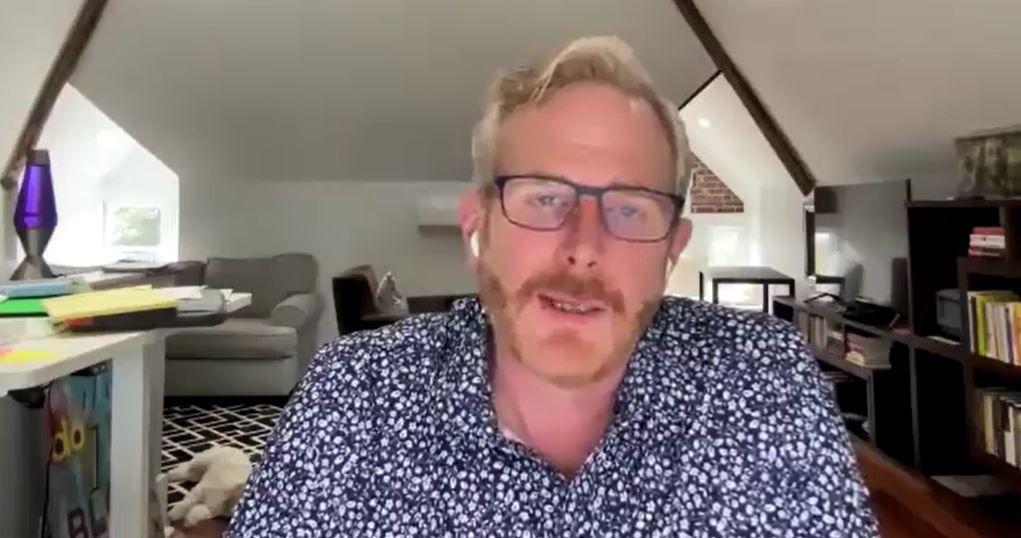 Clay Cockrell mientras habla a la pantalla de su computadora