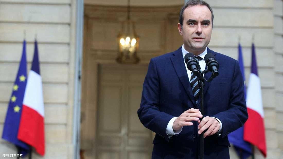 رئيس الوزراء الفرنسي سيباستيان ليكورنو، يقف خارج مقر إقامته متحدثا إلى الصحفيين عن استقالته وخلفه أعلام فرنسا والاتحاد الأووبي.
