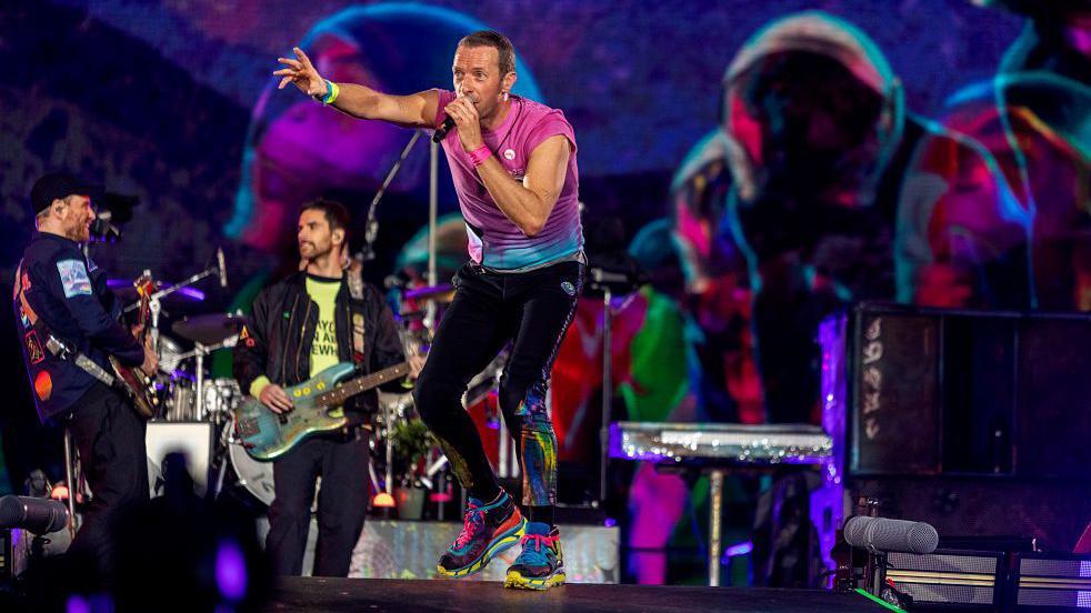 Chris Martin, Guy Berryman y Jonny Buckland de Coldplay actúan en directo en el estadio Parken el 5 de julio de 2023 en Copenhague, Dinamarca.