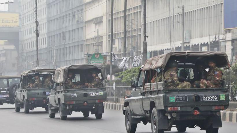 Quatro caminh&otilde;es das For&ccedil;as Armadas s&atilde;o vistos patrulhando as ruas de Daca antes das elei&ccedil;&otilde;es gerais de 2024