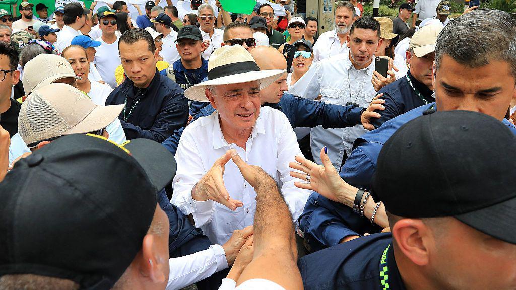 Álvaro Uribe junto a seguidores en Medellín en marzo de 2025.