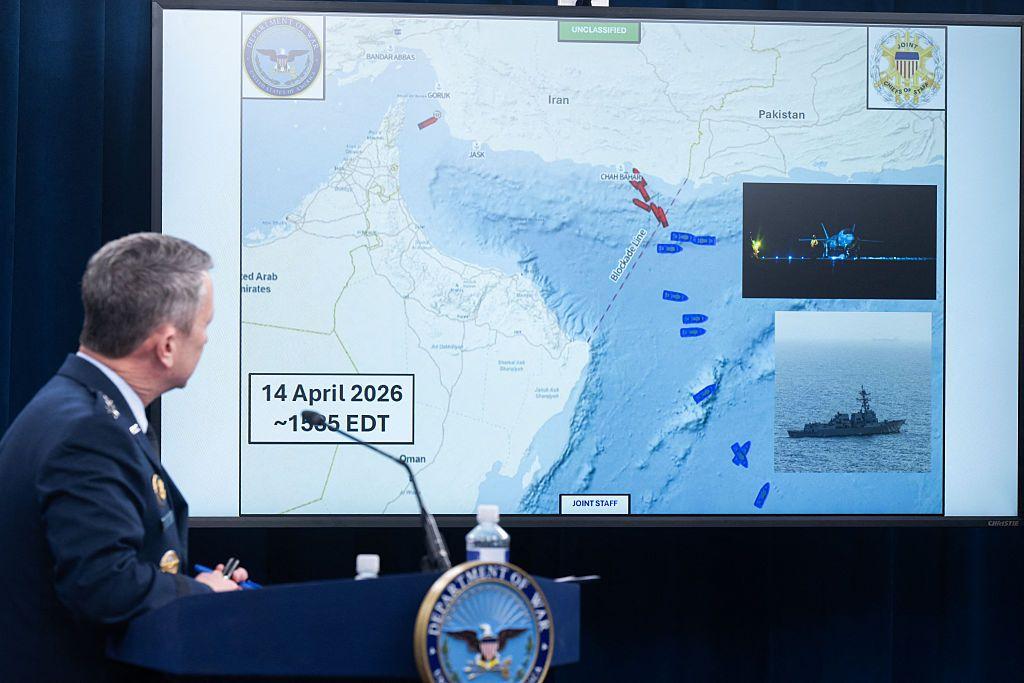 El general Dan Caine frente a un mapa de referencia del conflicto en el estrecho de Ormuz