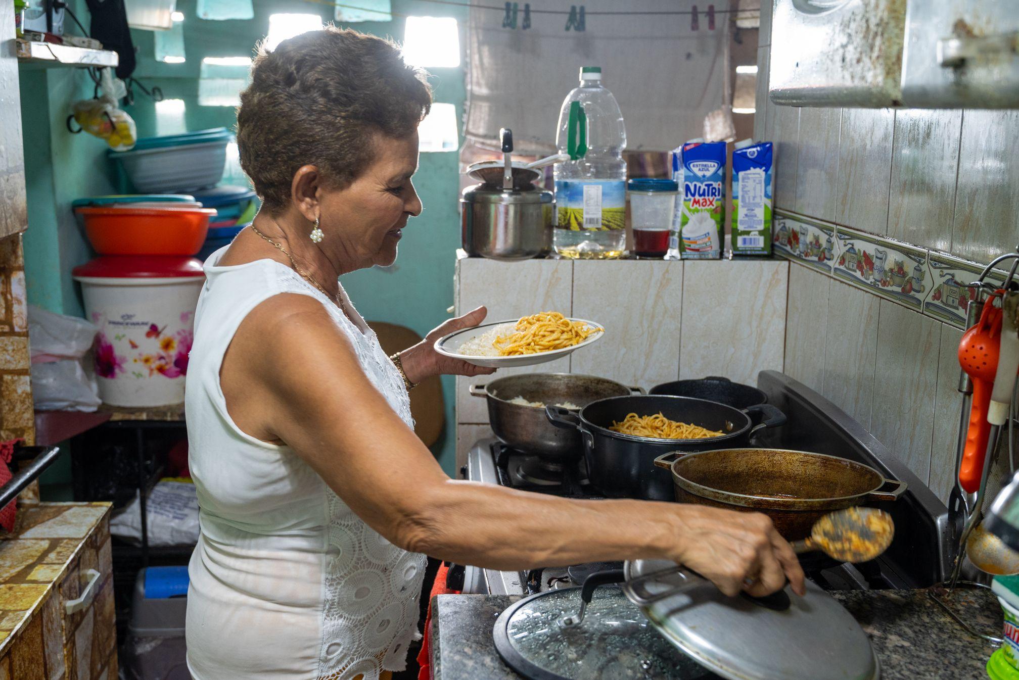 Isidora cocinando en el apartamento 6-10 donde vive desde los años 70.