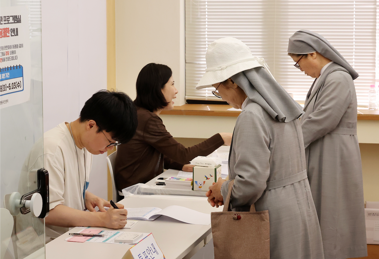 서울 중구 명동주민센터에 마련된 투표소에서 수녀님들이 투표 안내를 받고 있다. 