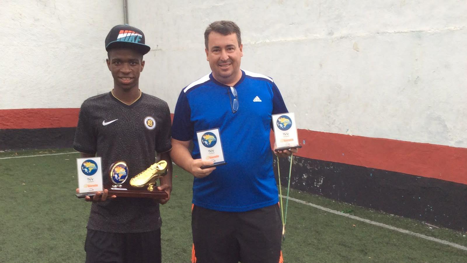Vini Jr e Cacau segurando trof&eacute;us