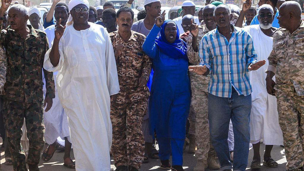 بعثة أممية لتقصي الحقائق بشأن السودان تحذر من "الفظائع الممنهجة في الفاشر"، والجيش ينقل عملياته لمكان جديد 1 سكان محليون بعضهم يرتدي زي الجيش السوداني يشاركون في مظاهرة بمدينة أم درمان في 31 أكتوبر/تشرين الأول 2025، احتجاجًا على "الفظائع" المزعومة التي ارتكبتها قوات الدعم السريع في الفاشر غربي السودان.