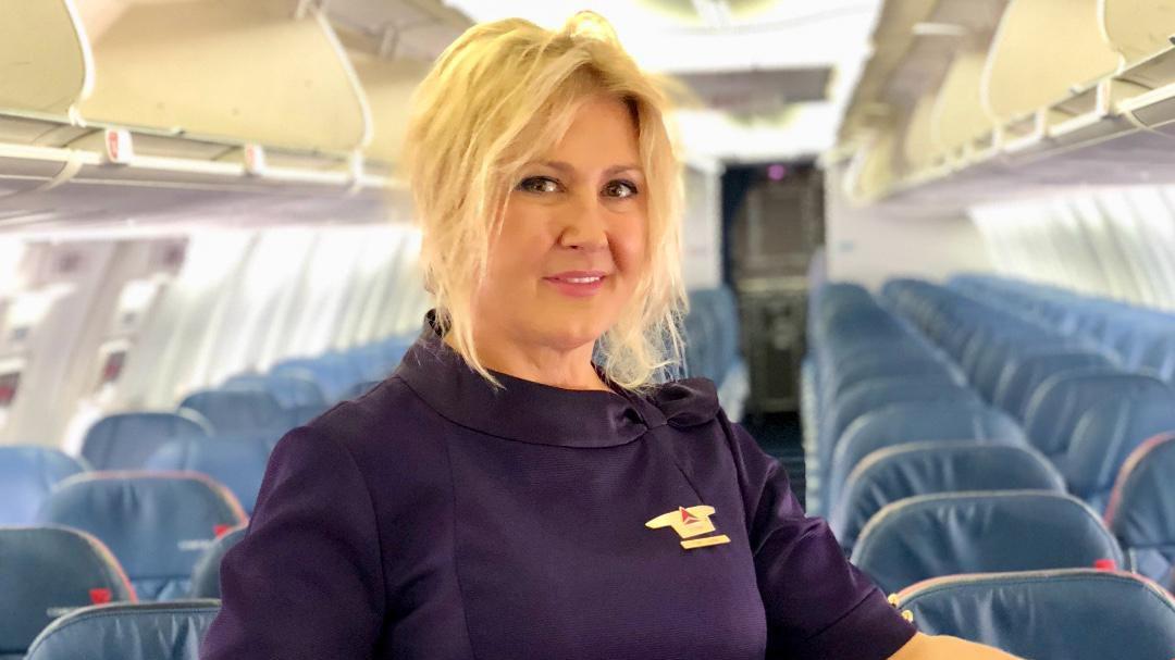 Ilona Biskup dentro de um avião vazio