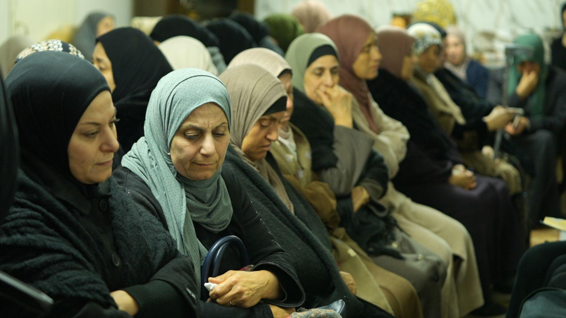 Uma reuni&atilde;o de pessoas em luto na casa de Najah Bani Odeh, em Tammun, na Cisjord&acirc;nia ocupada por Israel