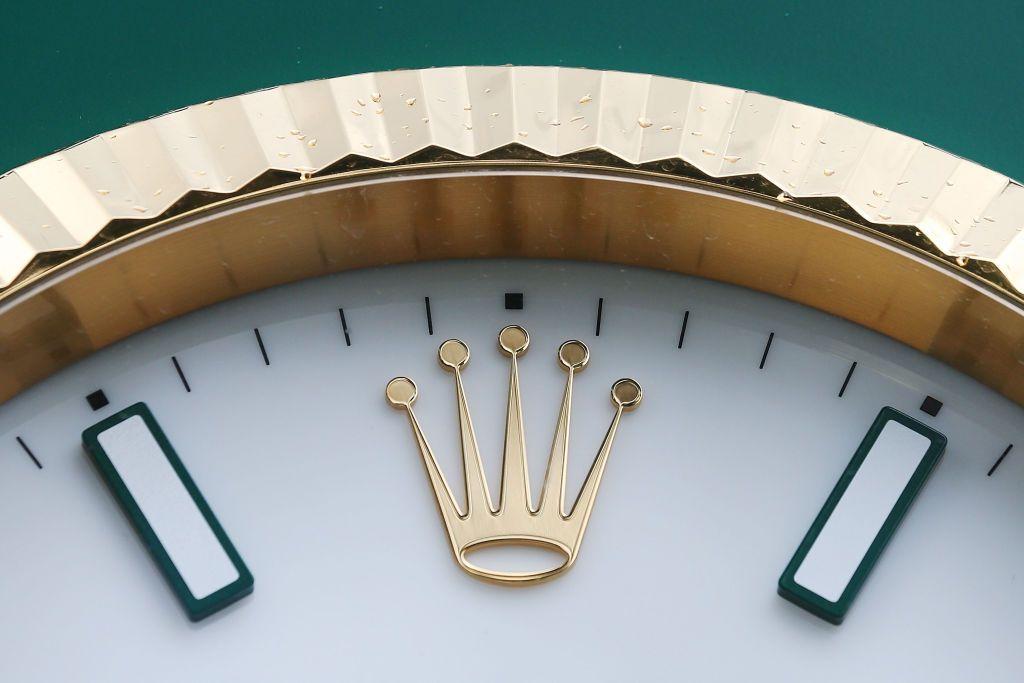 Detalle de la corona de 5 puntas que es parte del logo de Rolex en las 12 de un reloj.