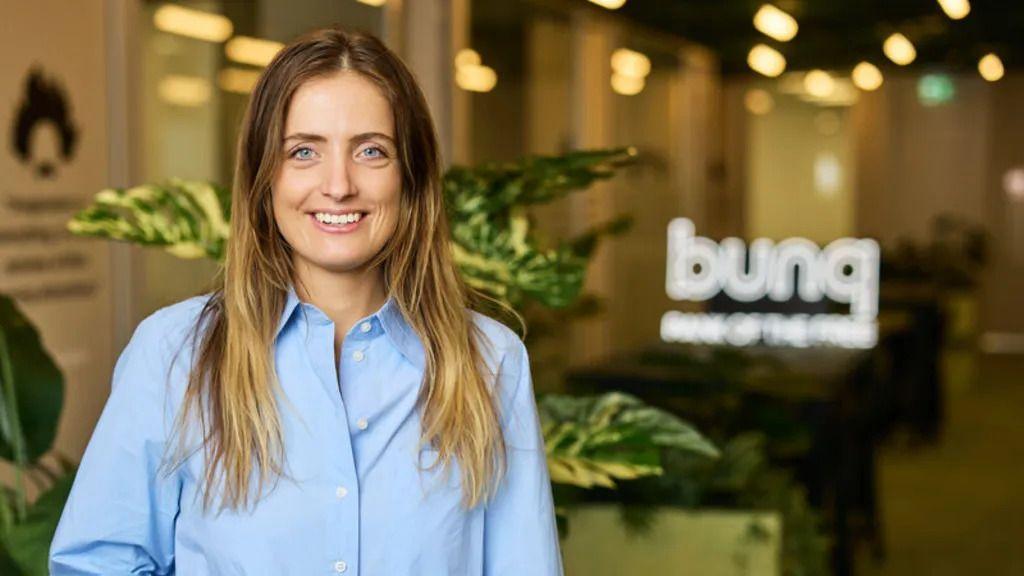 بيانكا زوارت، مبتسمة وترتدي قميصاً أزرق