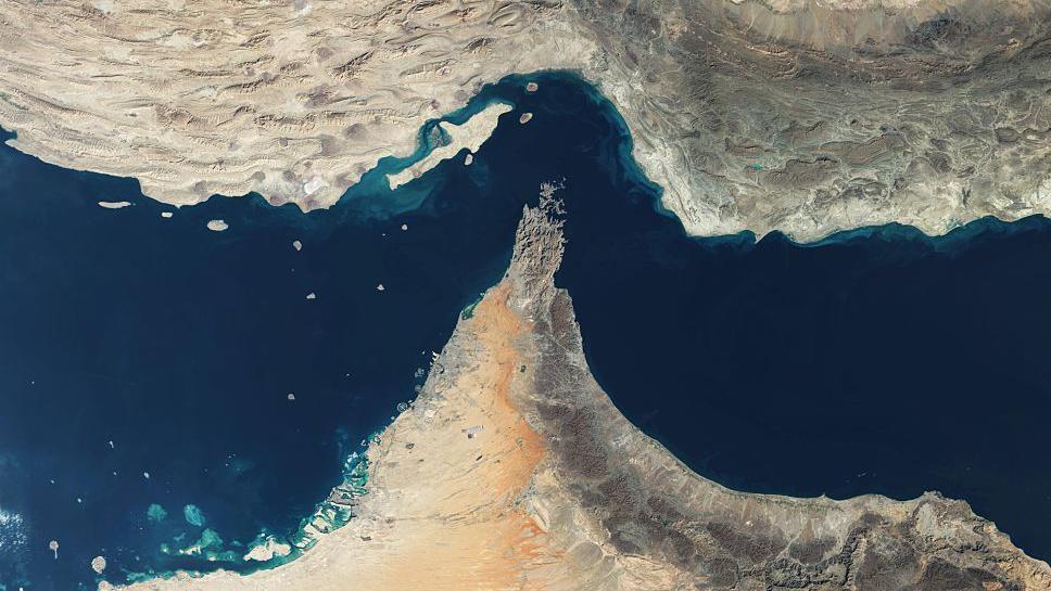 霍爾木茲海峽 ——1 月 11 日：這是霍爾木茲海峽的衛星影像。該海峽位於伊朗與阿曼之間，是連接波斯灣與阿拉伯海的戰略航道。作為關鍵的能源咽喉要道，全球近 20% 的石油以及 25% 的液化天然氣出口都經此運輸。主要經由該海峽出口能源的國家包括沙特阿拉伯、伊朗、伊拉克、科威特、卡塔爾和阿聯酋。