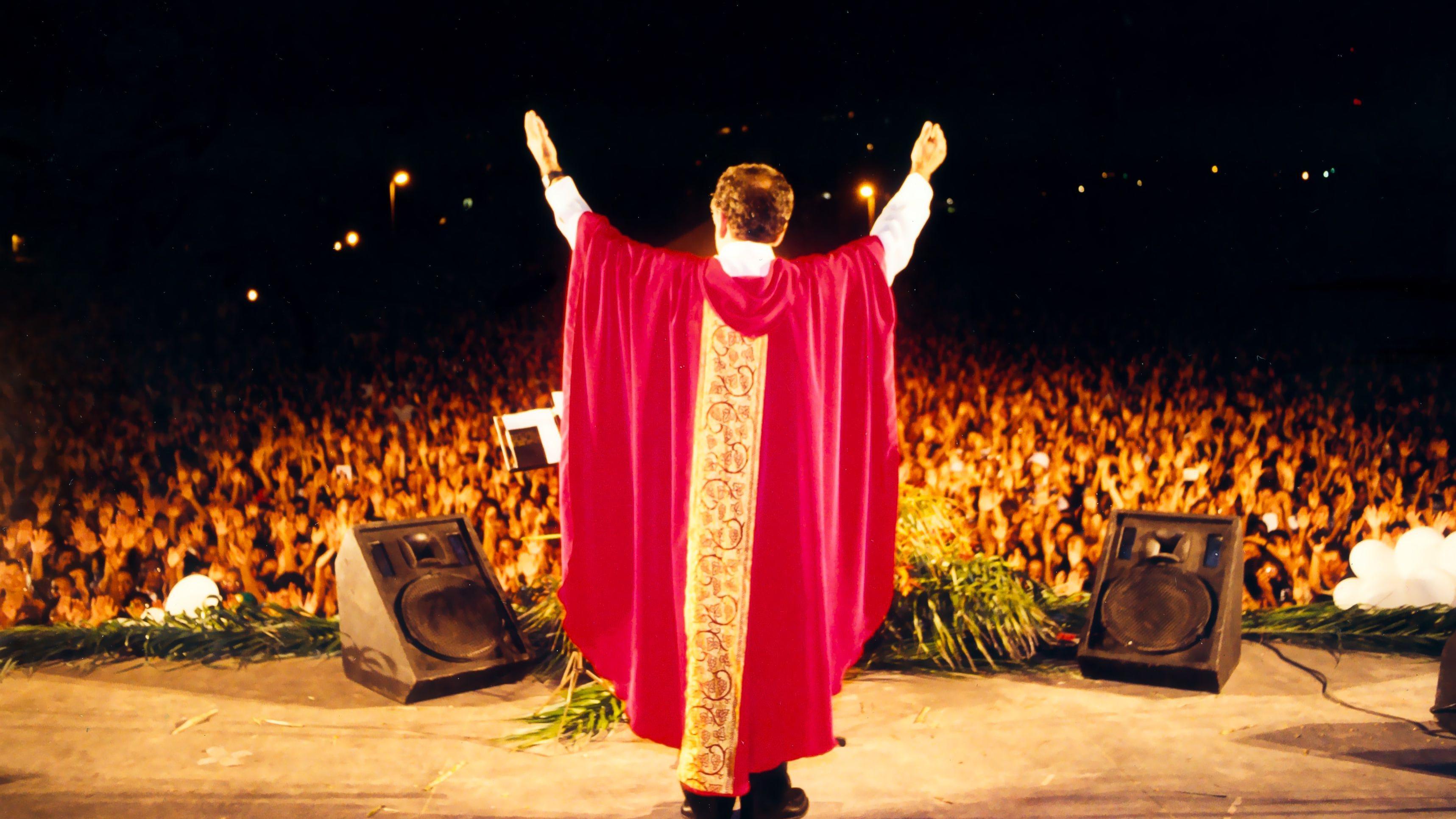 Em um de seus shows. Foto: Reprodu&ccedil;&atilde;o do livro Apenas Um Cidad&atilde;o do Infinito: Vida e Miss&atilde;o de Pe. Zezinho/ Divulga&ccedil;&atilde;o 