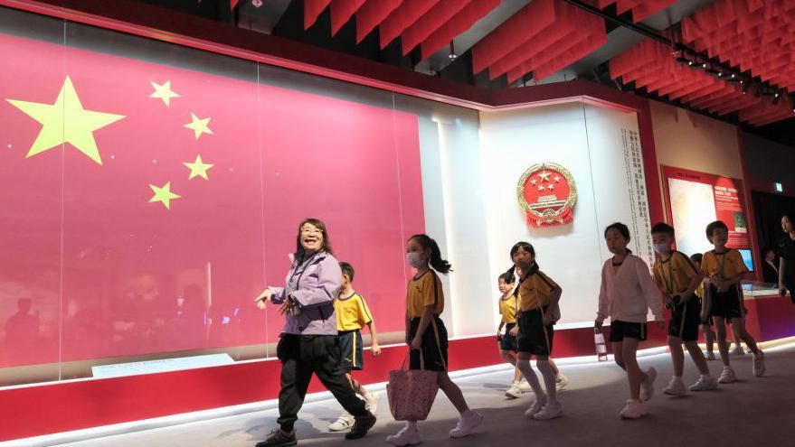 2024年10月4日，一群香港小學生正前往參觀國家安全展覽。