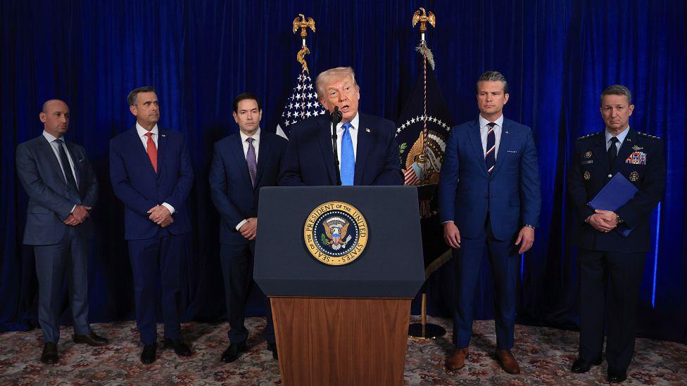 Trump y su cúpula, en la rueda de prensa en Mar-a-Lago