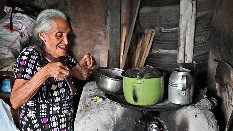 Mujer cocinando en Honduras. Maria de la Cruz Rodriguez, 80 en El Guanabano.