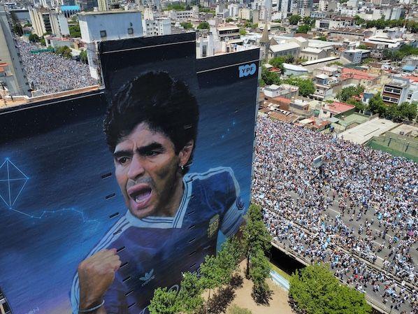 Tamo gde je fudbal više od života, a Maradona i Mesi u panteonu najvećih 6 Mural posvećen Dijegu Maradoni u Buenos Ajresu