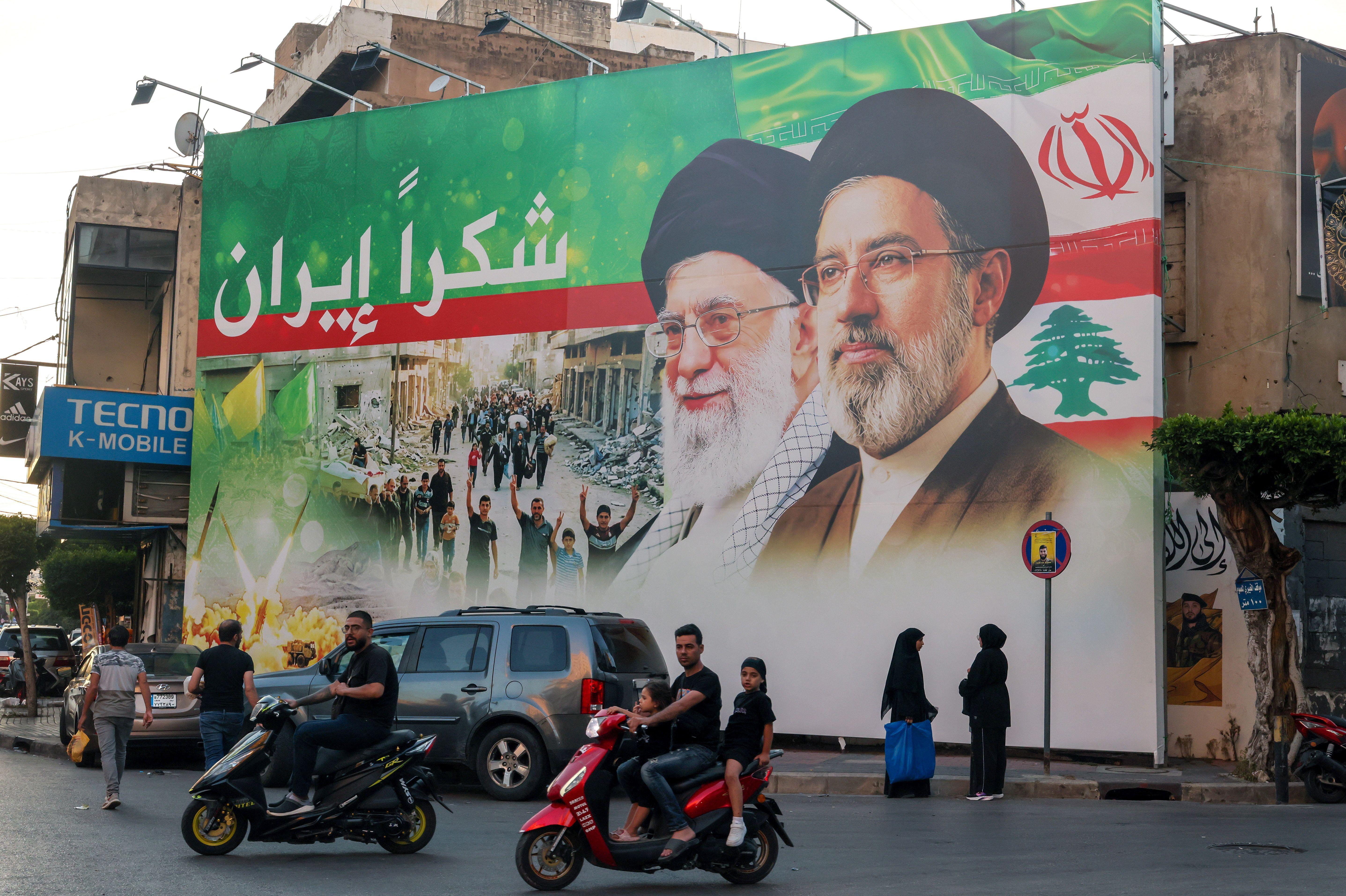 Un mural de Alí Jamenei y su hijo Mojtaba en la fachada de un edificio en una calle de Irán.