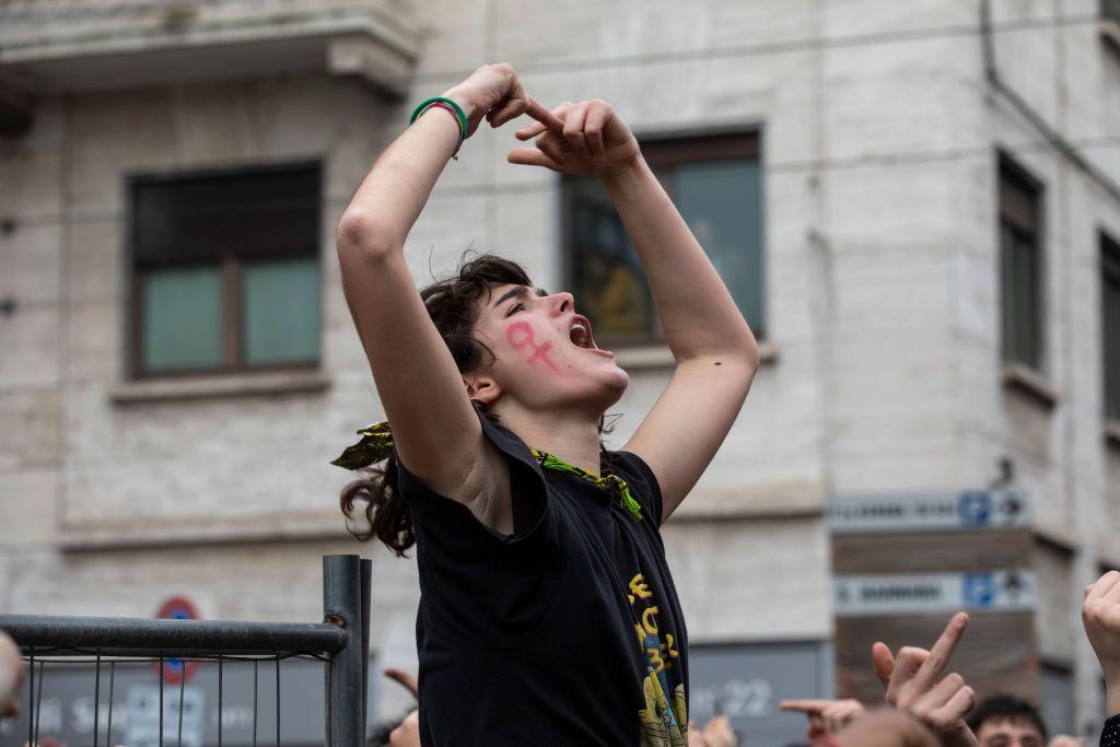 شابة تصرخ أثناء مشاركتها في تظاهرة طلابية ضد العنف القائم على النوع الاجتماعي، والمطالِبة بالمساواة بين الجنسين، في 7 مارس/ آذار 2019 في ميلانو، إيطاليا. ويُعدّ اليوم العالمي للمرأة، الذي يُحتفل به سنويًا في 8 مارس/ آذار، مناسبة دولية لاستعراض الإنجازات الاجتماعية والسياسية التي حقّقتها النساء.