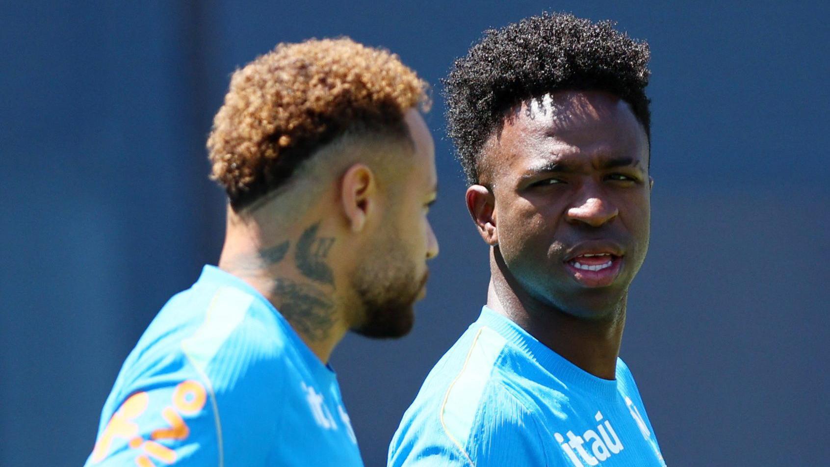 Vin&iacute;cus Jr. em conversa com Neymar Jr. durante treino da sele&ccedil;&atilde;o brasileira