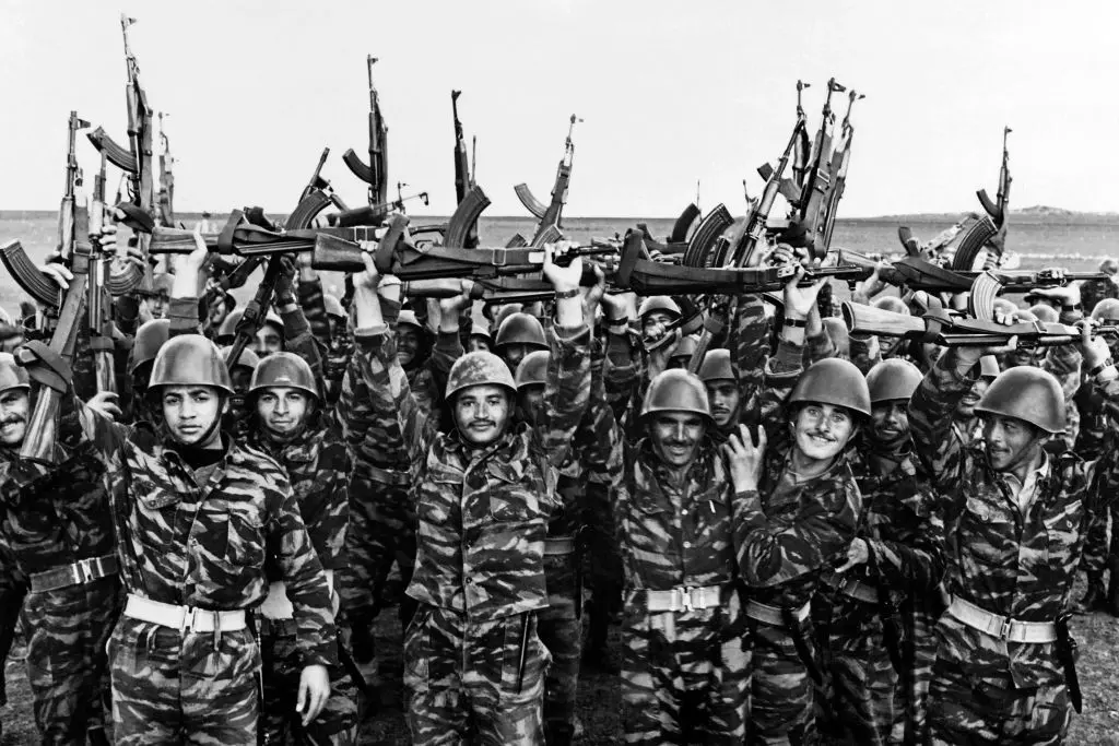 جنود منظمة التحرير الفلسطينية يحتفلون بعد تدريب عسكري في مايو/أيار 1967 قبل حرب 1967 العربية الإسرائيلية في 5 يونيو/حزيران 1967