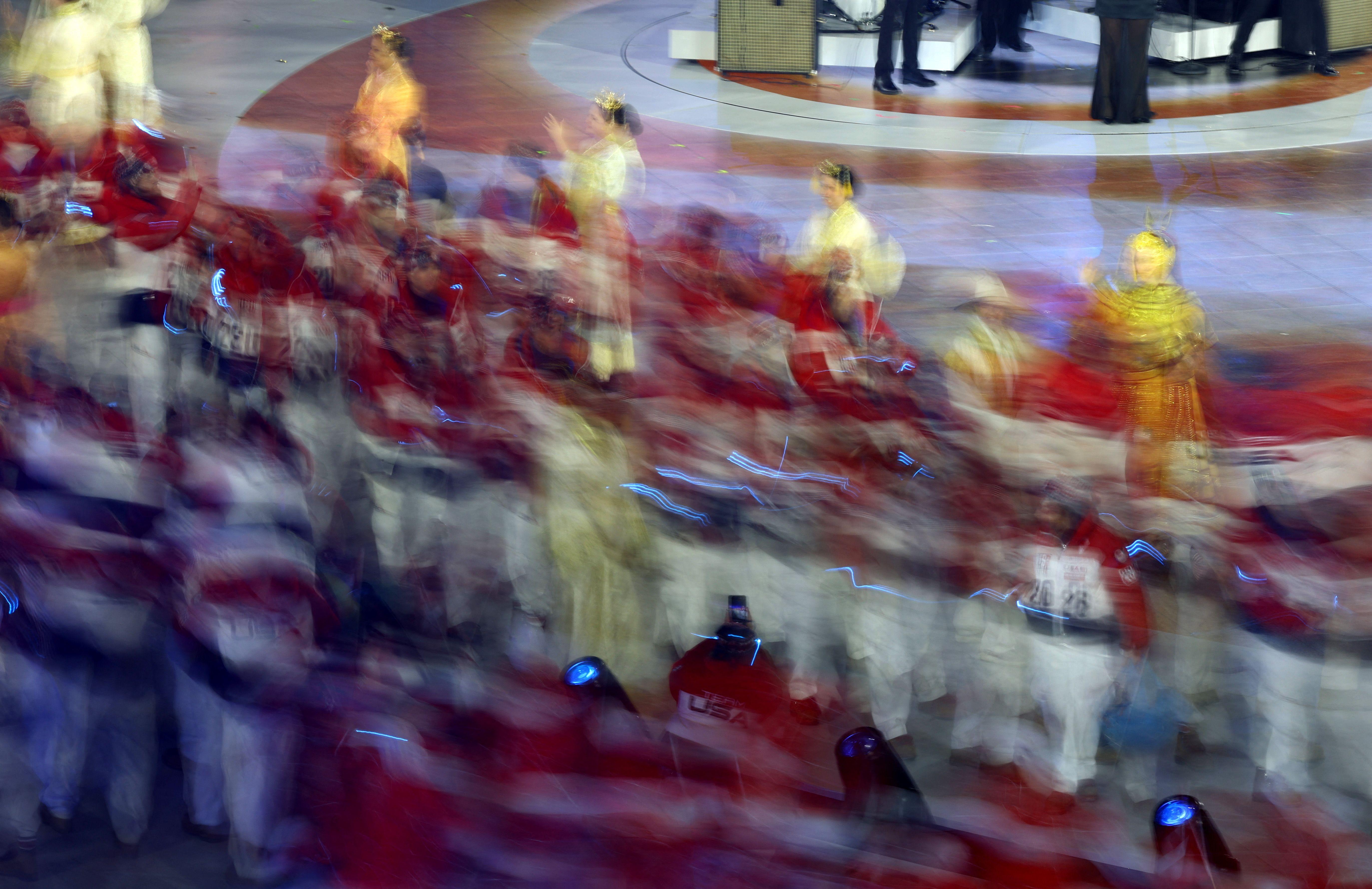 Zamagljena fotografija defilea američkih sportista