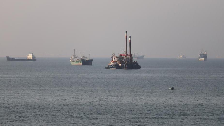 Seis barcos navegan el lunes por el estrecho de Ormuz, cerca de Bandar Abbas (Irán).