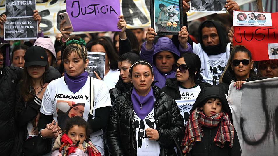 Familiares y amigos en la manifestación convocada por grupos de derechos humanos  