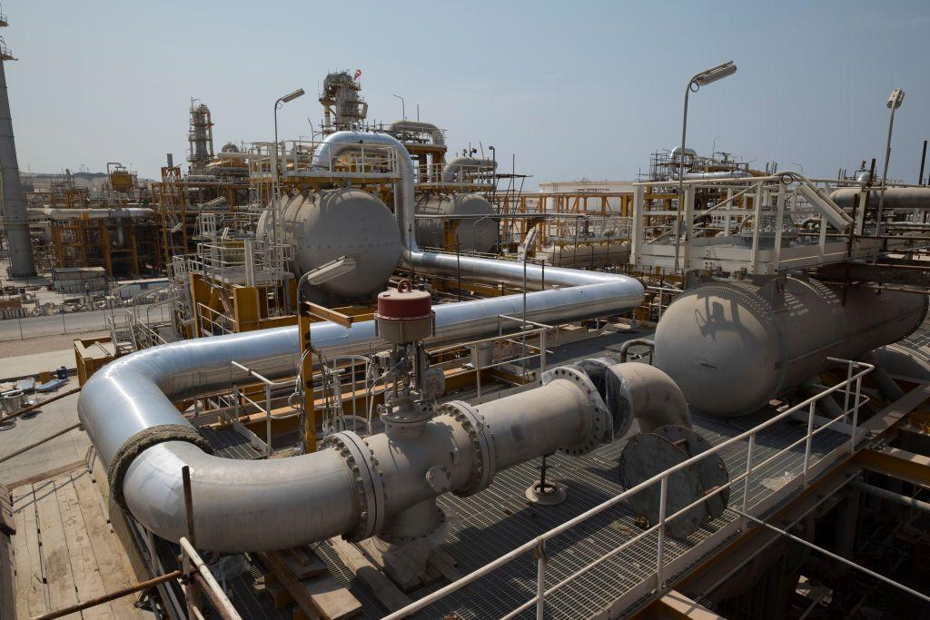 Imagen de archivo del campo petrolero South Pars: se ve un intricado despliegue de tuberías y andamios rodeándolas.