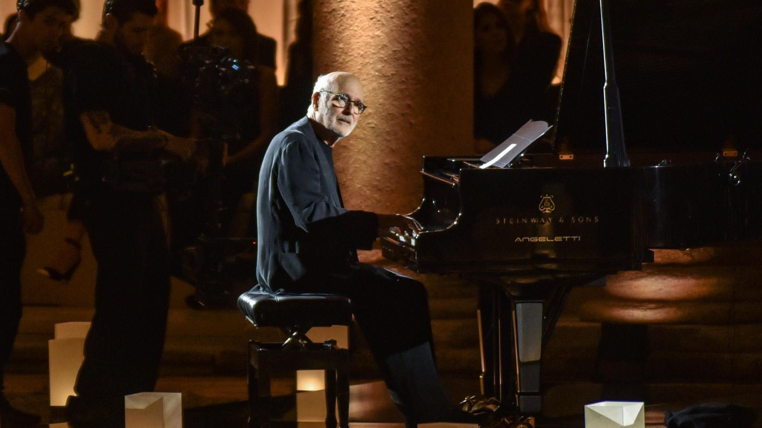 Muziku na klaviru izvodio je italijanski kompozitor Ludoviko Einaudi.
