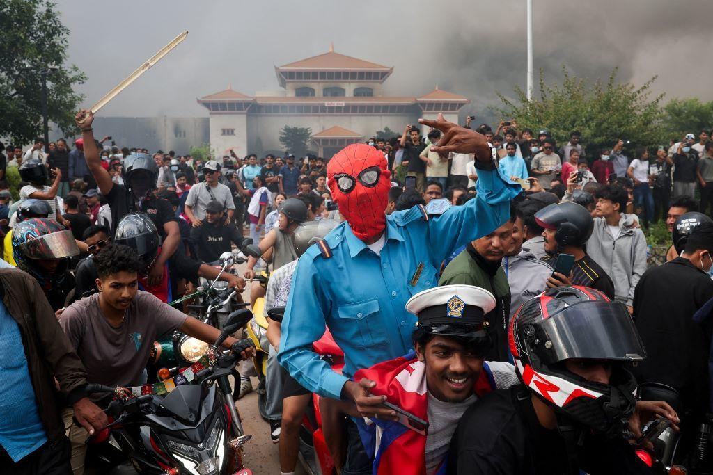 Demonstrant sa maskom Spajdermena