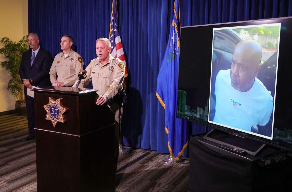 Un oficial de policía de Las Vegas muestra una foto de Davis ante una conferencia de prensa.