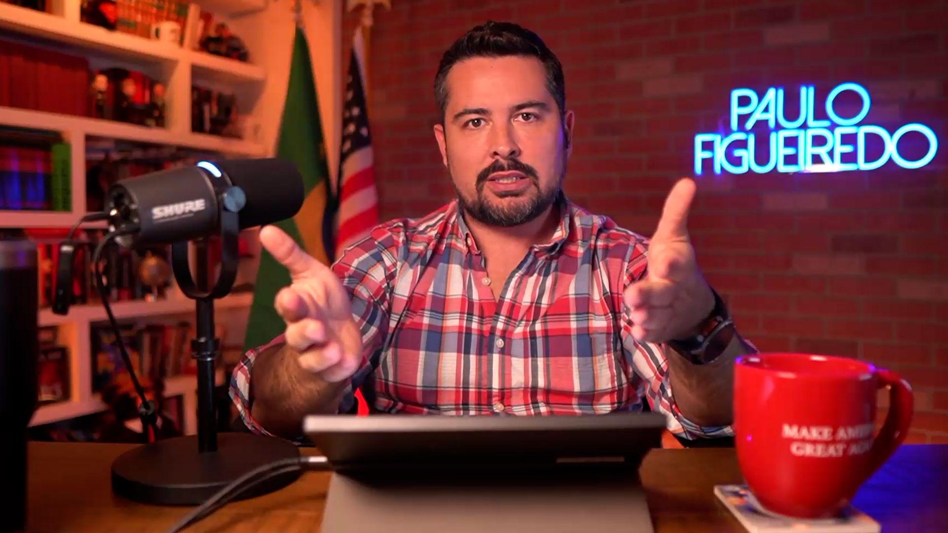 Figueiredo gesticula com as mãos durante entrevista à BBC News Brasil