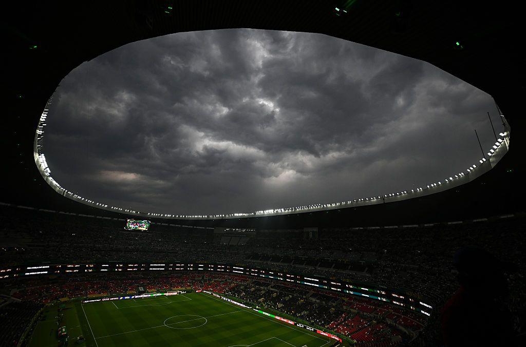 Estadio Azteca con nubes sobre las tribunas