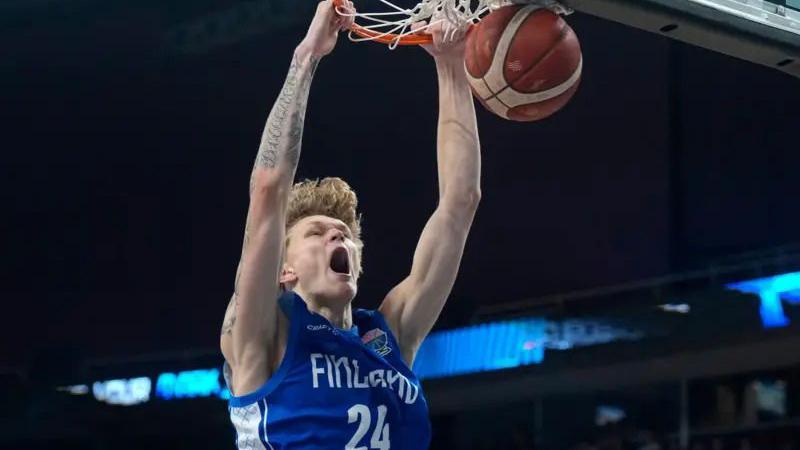 Mika Murinen zakucava loptu u koš 