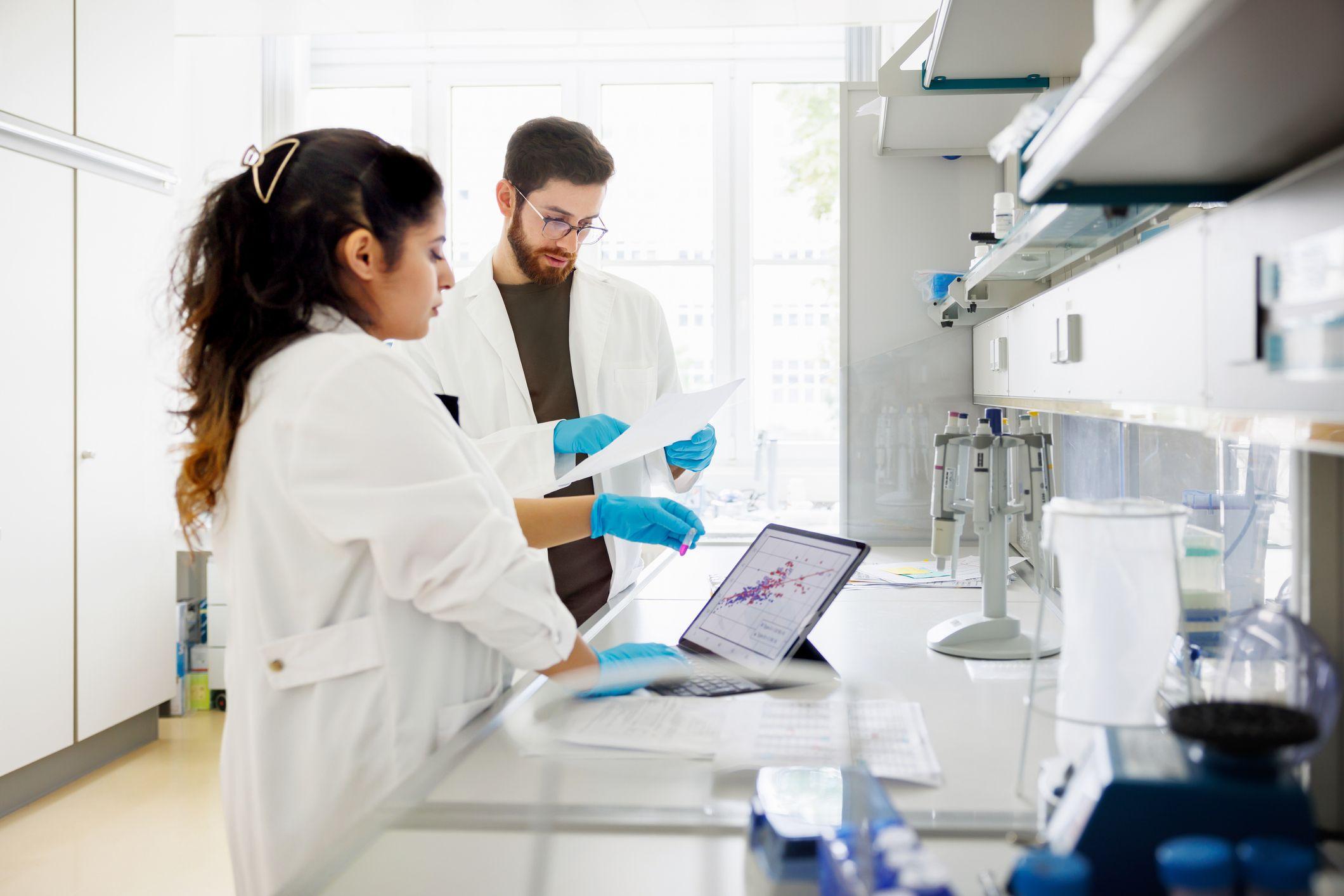 Un par de científicos mira los resultados de una investigación.
