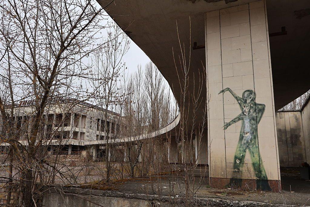 Se ven grafitis en el abandonado Palacio de Cultura Enerhetyk, en la plaza central, el 12 de abril de 2025 en Prypiat, Óblast de Kiev, Ucrania.