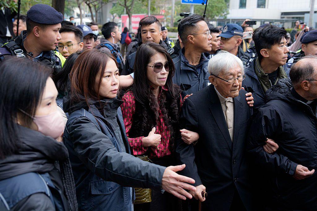 2026年2月9日星期一，在香港西九龍法院，黎智英妻子李韻琴（中）、天主教香港教區榮休主教陳日君樞機（右二）在判刑後後離開法院。