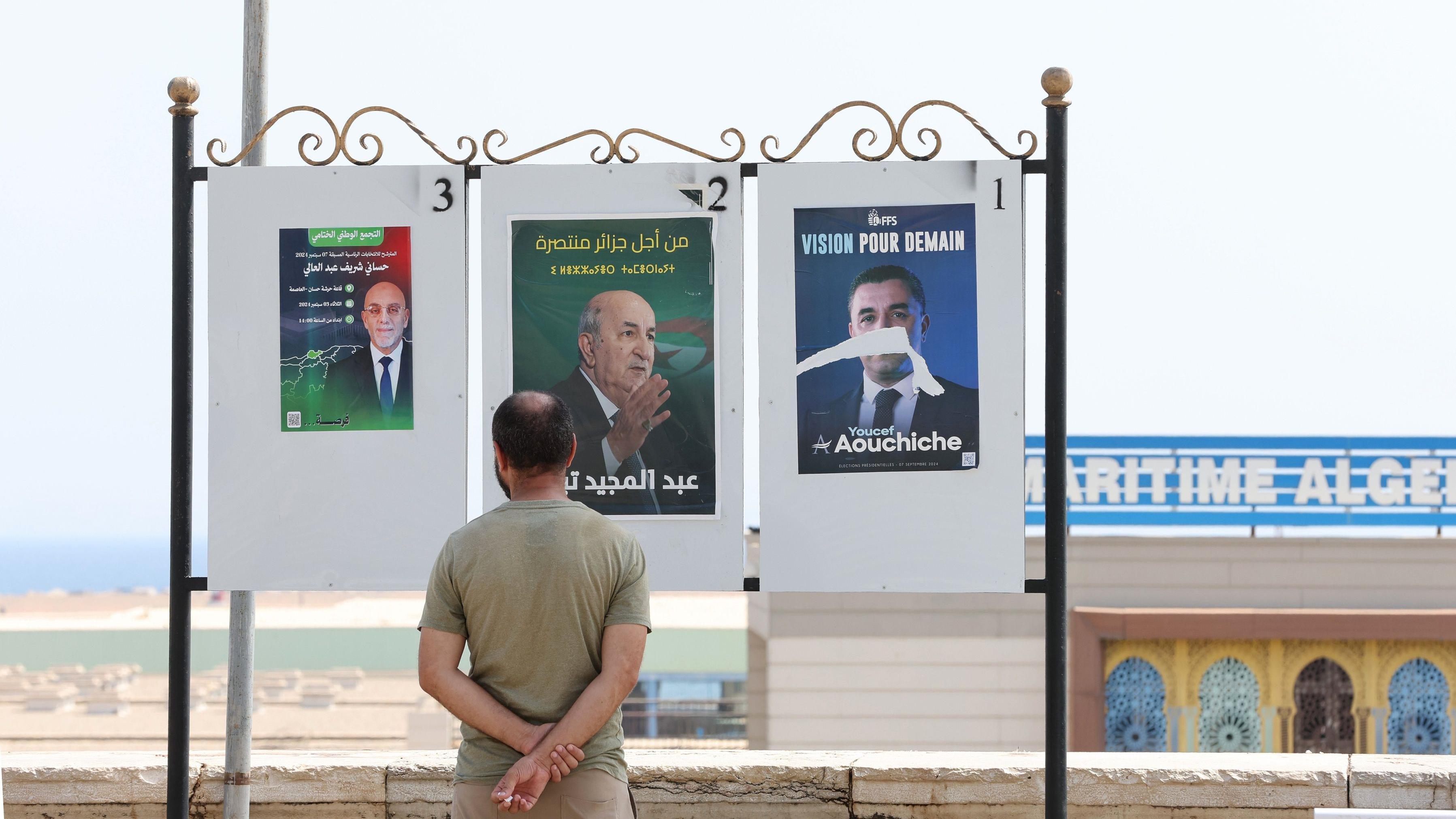 الحكم بسجن ثلاثة مرشحين سابقين للرئاسة في الجزائر يثير تفاعلاً واسعاً على مواقع التواصل الاجتماعي 1 عرض صور مرشحين للانتخابات الرئاسية الجزائرية في عام 2024 (صورة أرشيفية)