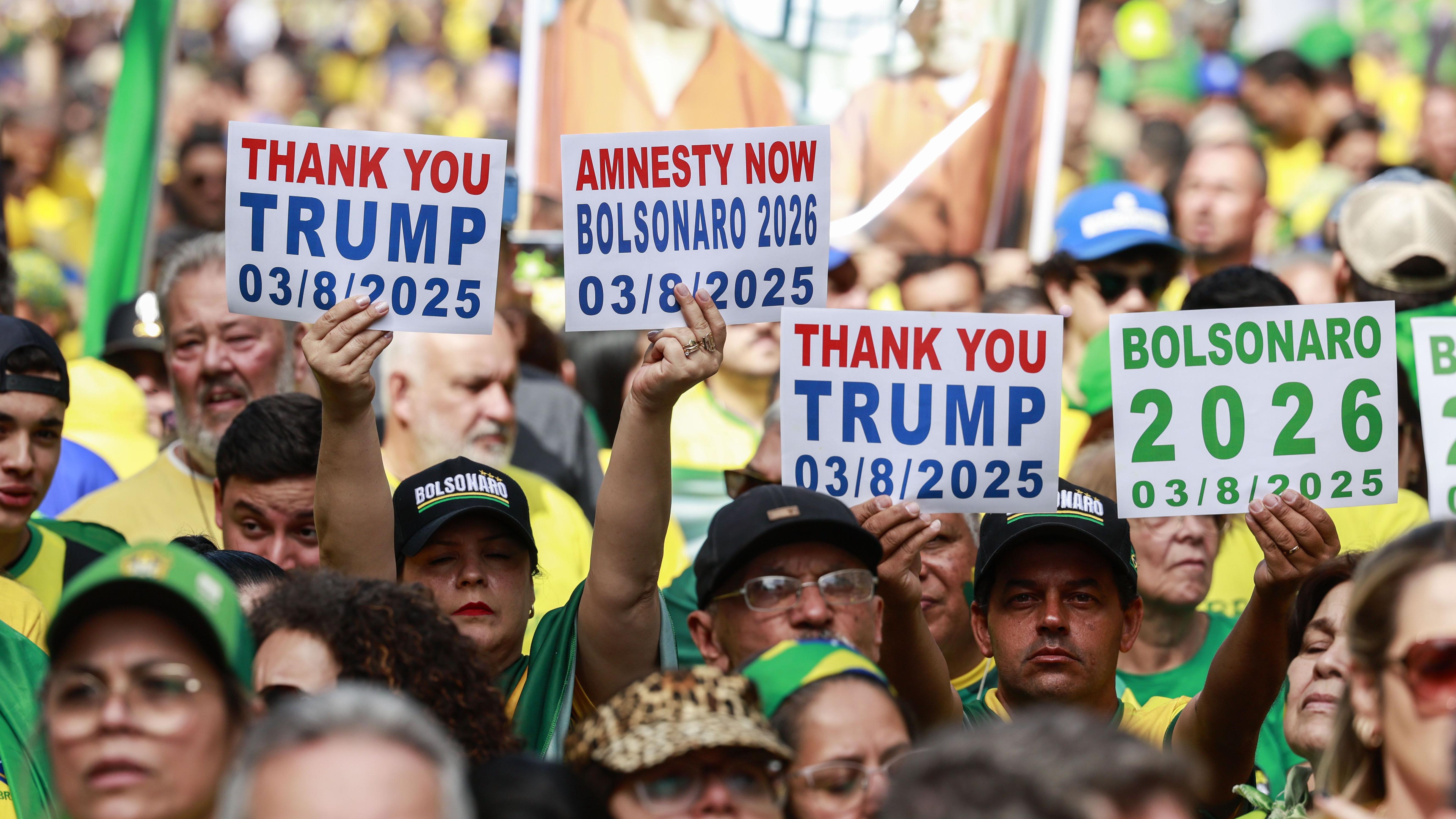 Protesto pró-Bolsonaro, com cartazes