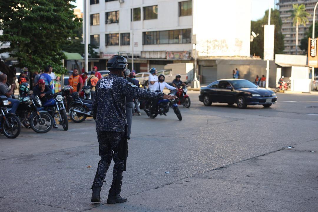 Un policía, de espaldas, da indicaciones en las inmediaciones del Helicoide de Caracas. 
