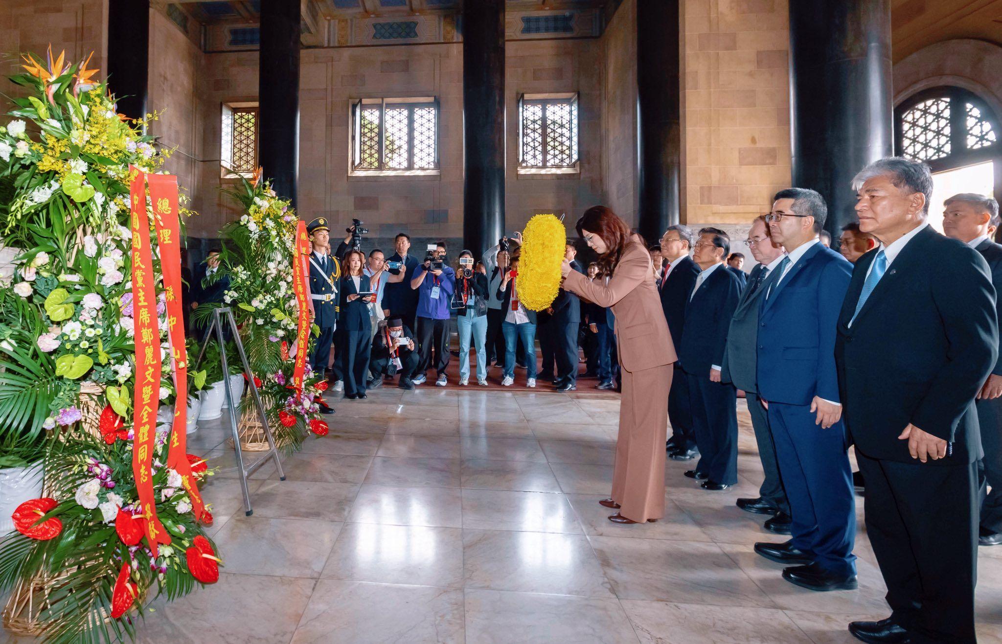 鄭麗文到南京中山陵謁陵，向靈柩鞠躬行禮。