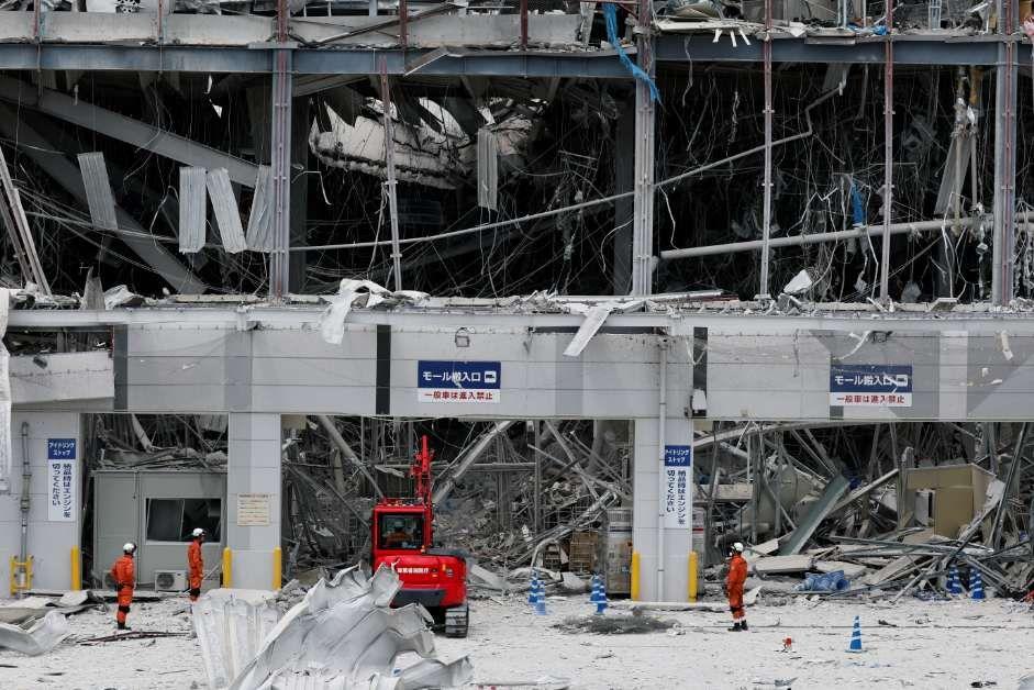 Urušen tržni centar i spasioci koji stoje ispred