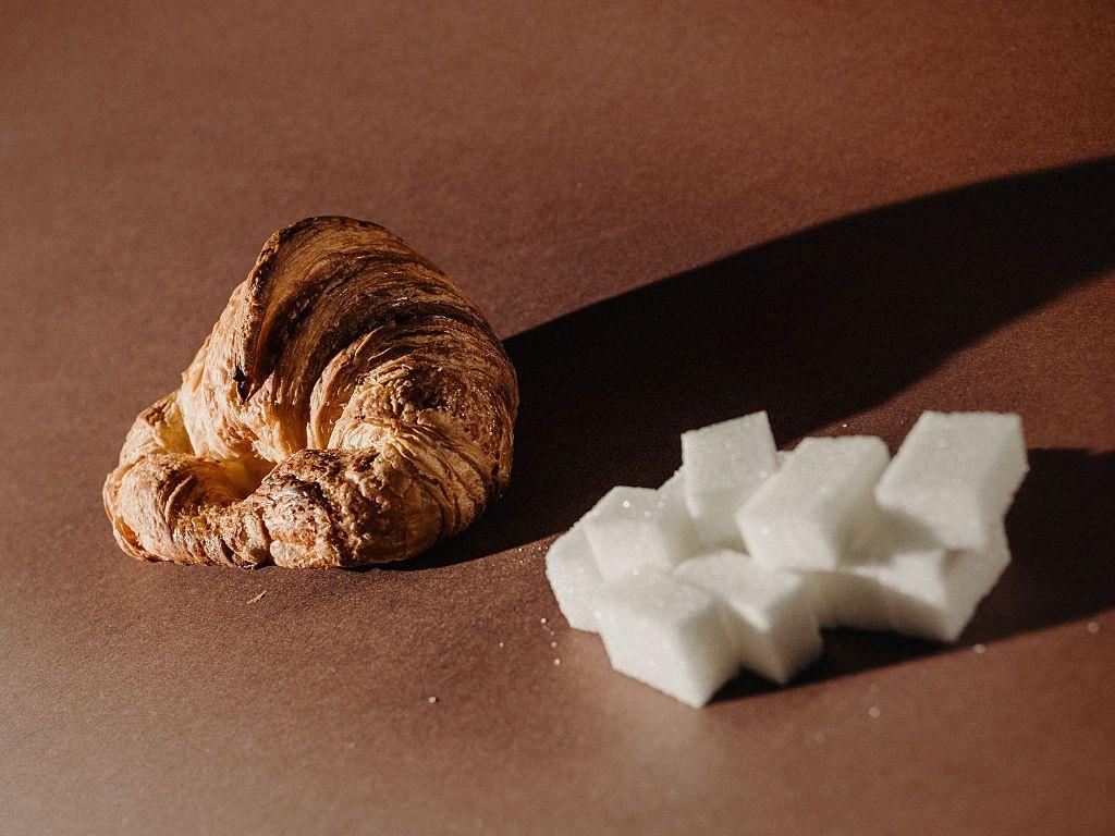 Croissant y azúcar