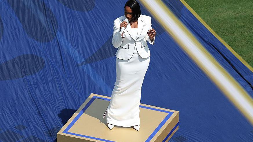 Jennifer Hudson cantó el himno estadounidense antes del partido.